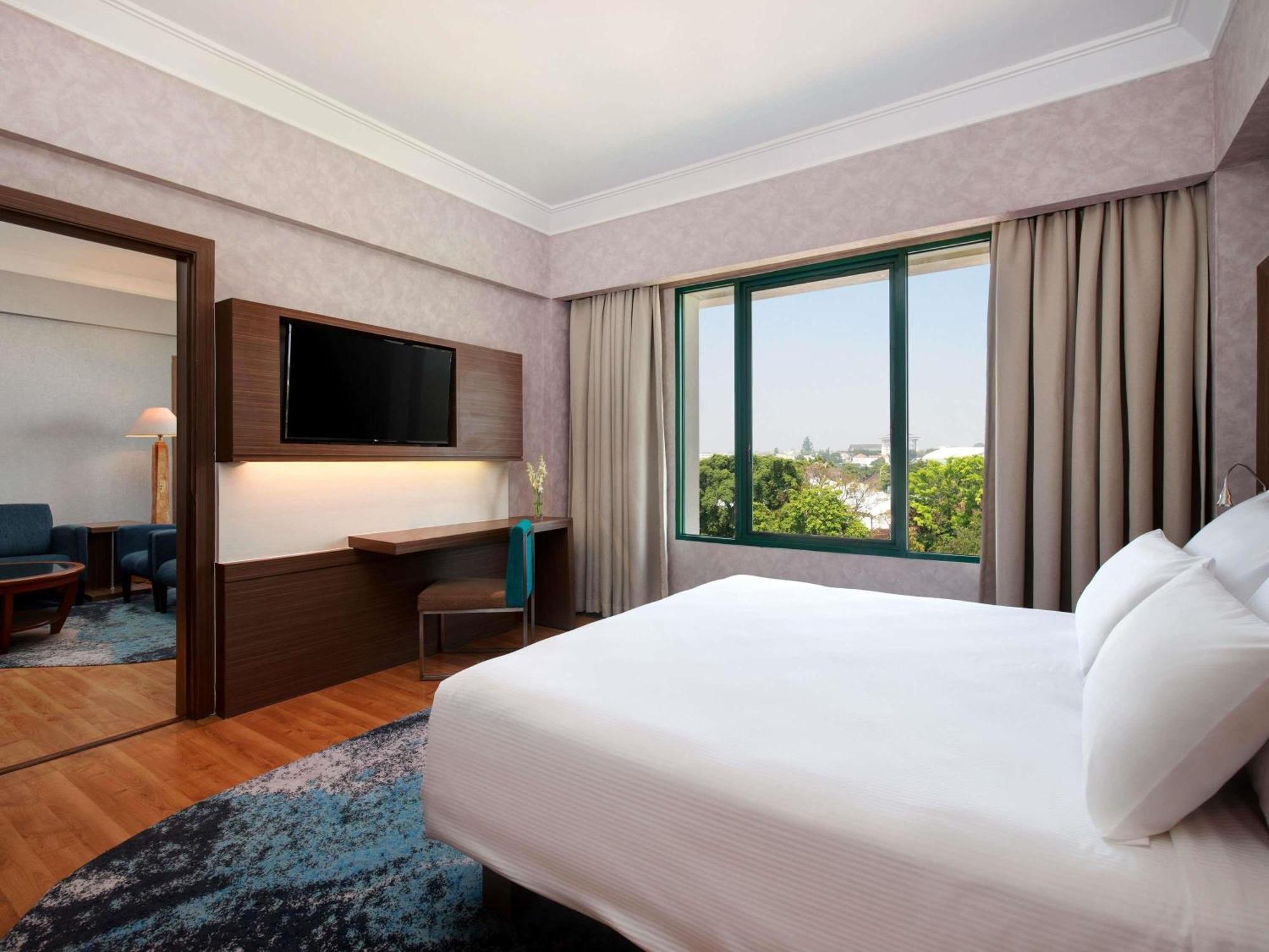 Novotel Solo Екстериор снимка